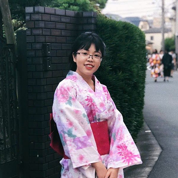 Quỳnh mặc yukata trên một con phố ở Nhật